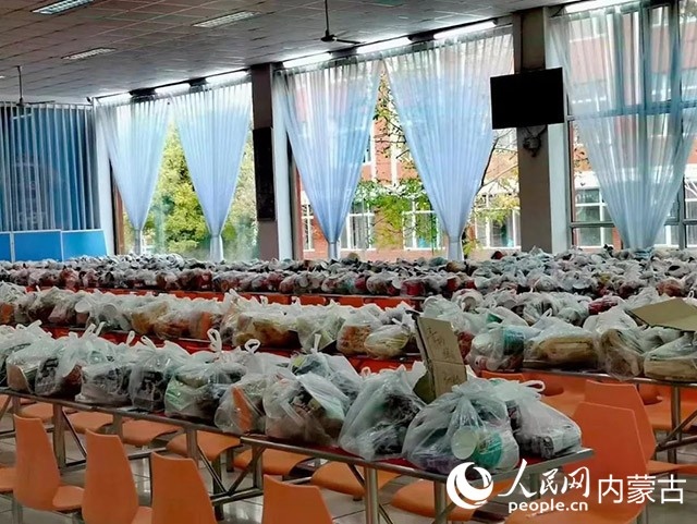 內(nèi)蒙古師范大學(xué)為返鄉(xiāng)學(xué)生準(zhǔn)備午餐和路途上的方便食品。內(nèi)蒙古教育廳供圖