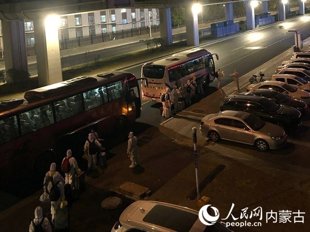 高校學(xué)生有序登車，前往隔離點(diǎn)。內(nèi)蒙古教育廳供圖