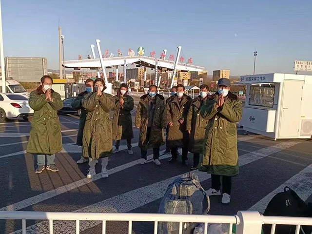 護送農(nóng)民工安全返鄉(xiāng)。賽罕區(qū)民政局供圖