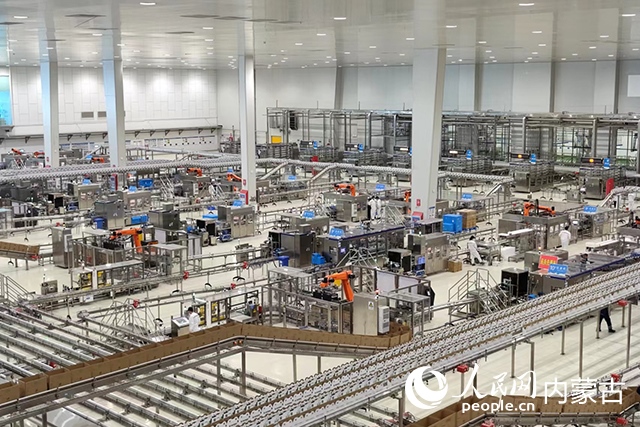 伊利健康谷液態(tài)奶生產(chǎn)基地。人民網(wǎng)記者 趙夢月攝