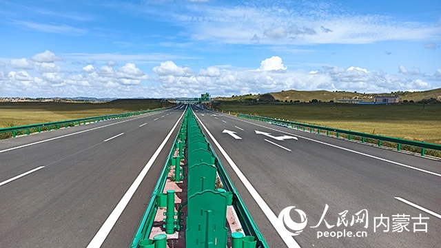 G1611經(jīng)棚至烏蘭布統(tǒng)高速公路項目。人民網(wǎng)記者 趙夢月攝