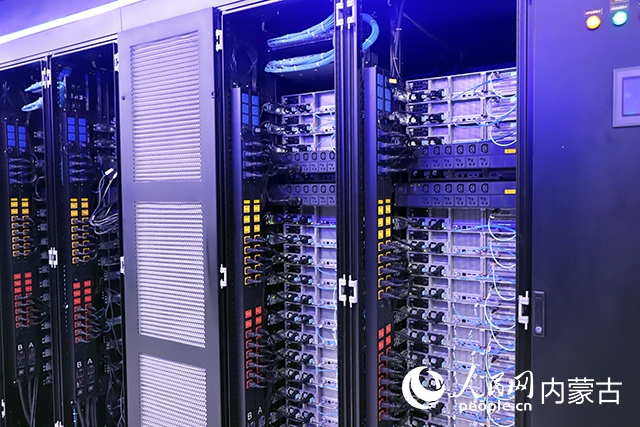 內(nèi)蒙古高性能計算公共服務(wù)平臺機房。人民網(wǎng)記者 苗陽攝