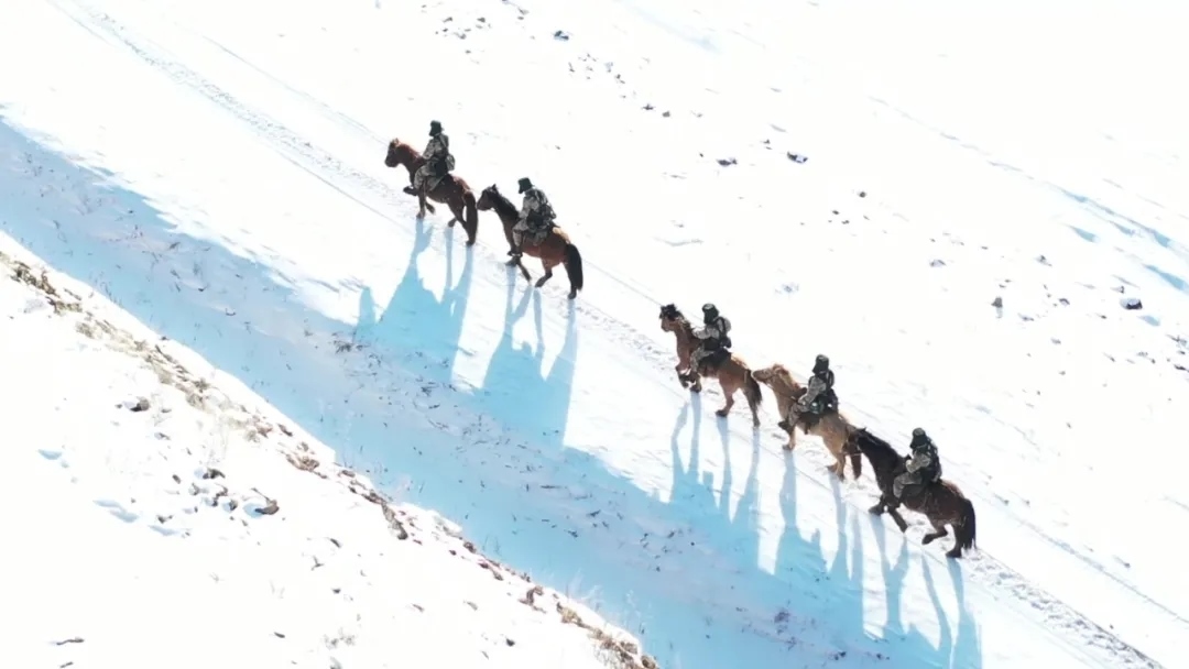 迎著朝陽在邊防線上巡邏的執(zhí)勤官兵。賴志強(qiáng) 攝.webp.jpg