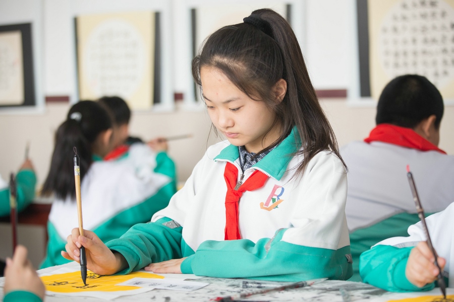 北重一小，學(xué)生正在書(shū)寫(xiě)毛筆字 (2).jpg