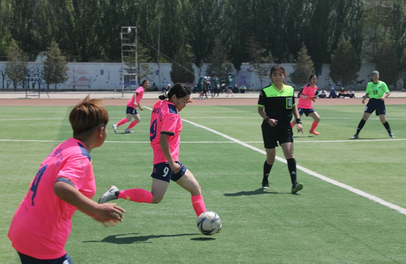 3.大學(xué)生足球聯(lián)賽本科組比賽現(xiàn)場(chǎng)，內(nèi)蒙古民族大學(xué)（粉色）對(duì)陣呼和浩特民族學(xué)院.JPG