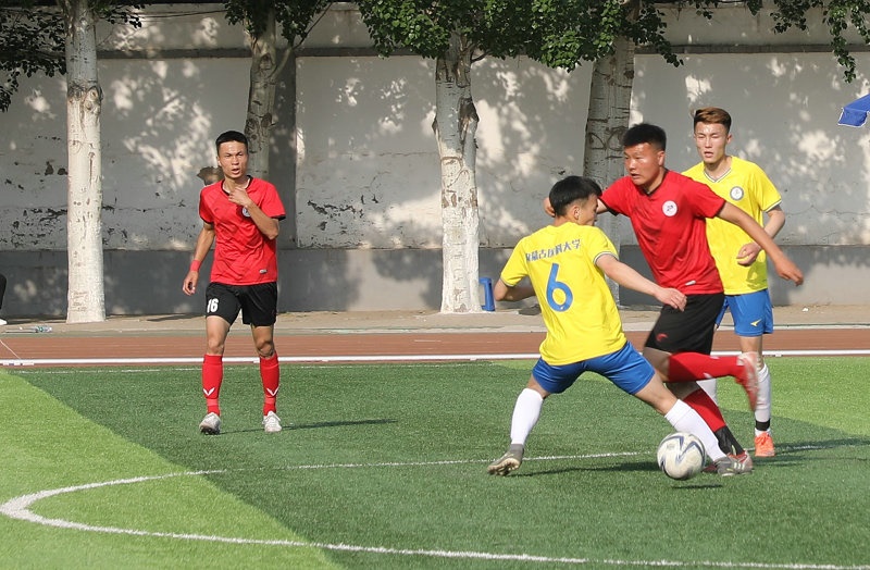 2.大學(xué)生足球聯(lián)賽本科組比賽現(xiàn)場(chǎng)，內(nèi)蒙古工業(yè)大學(xué)（紅色）對(duì)陣內(nèi)蒙古醫(yī)科大學(xué).jpg