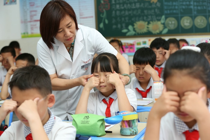1622821397545991.jpg 6.眼科醫(yī)生為學(xué)生糾正眼保健操.JPG