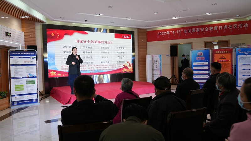 線下聯(lián)合各國家安全委員單位同步開展“國家安全進社區(qū)”活動，現(xiàn)場通過以國家安全知識問答為主線，穿插烏蘭牧騎演出、國家安全宣講、發(fā)放國家安全法律法規(guī)讀本等形式，圍繞什么是國家安全、國家安全包含哪些內(nèi)容、如何維護國家安全等方面，為社區(qū)老百姓開展宣傳宣講，同時作為現(xiàn)場“進社區(qū)”活動與線上直播活動連線，把現(xiàn)場熱烈氣氛帶到網(wǎng)絡(luò)，與大家共同分享。 (4)_副本.jpg