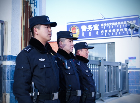 站好“護學(xué)崗”，守護“成長路”——南地公安持續(xù)開展護學(xué)行動214.png
