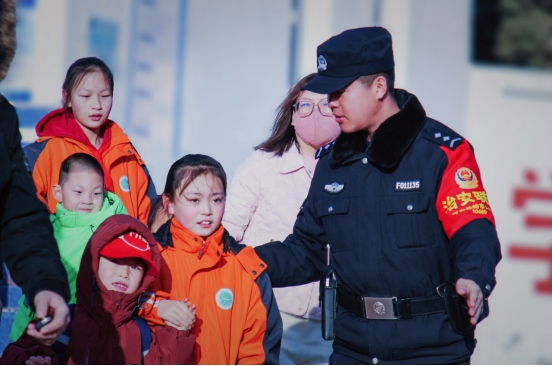 站好“護學(xué)崗”，守護“成長路”——南地公安持續(xù)開展護學(xué)行動494.png