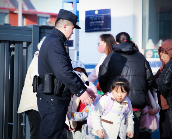 站好“護學(xué)崗”，守護“成長路”——南地公安持續(xù)開展護學(xué)行動496.png