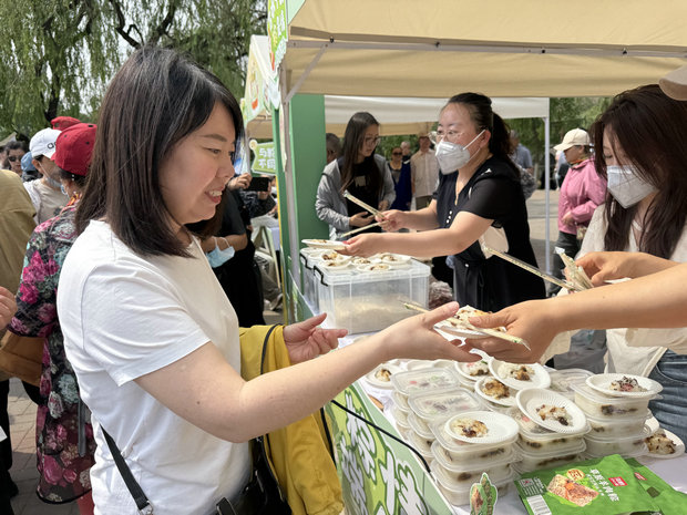 1748568556114270.jpg 包粽子3.jpg