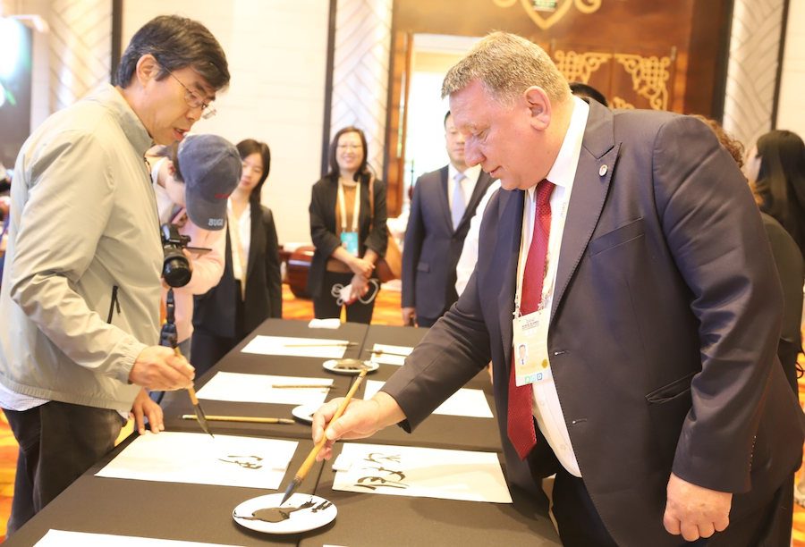 非遺、書法、文創(chuàng)齊亮相！2025年國家重要橋頭堡智庫論壇讓中外嘉賓讀懂北疆文化