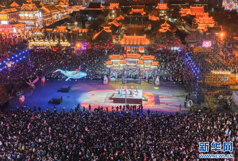 2025年12月31日晚，呼和浩特市玉泉區(qū)塞上老街旅游休閑街區(qū)跨年夜活動(dòng)現(xiàn)場游人如織。新華網(wǎng)發(fā)（丁根厚 攝）.jpg