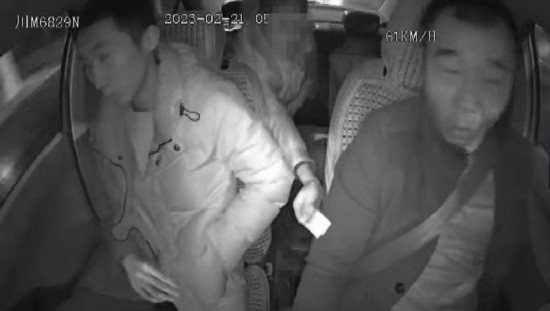 凌晨女子打車到江邊，并掏出百元大鈔給司機(jī)稱不用找了。資陽(yáng)公安供圖