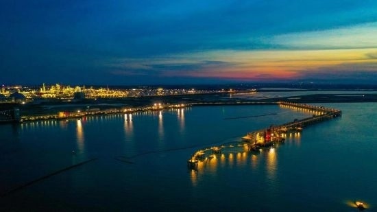 圖為中科煉化自建港口碼頭，30萬噸級原油泊位