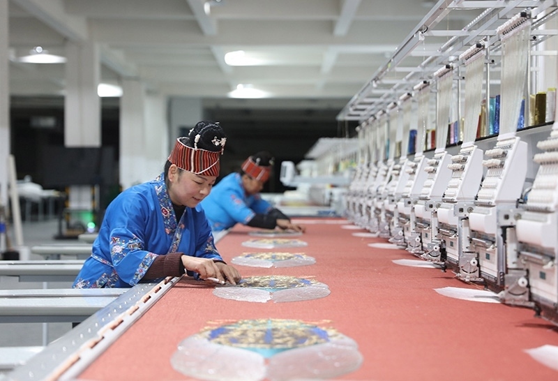 2023年2月13日，貴州省黔東南苗族侗族自治州施秉縣工業(yè)園區(qū)，工人在機(jī)繡車(chē)間作業(yè)。