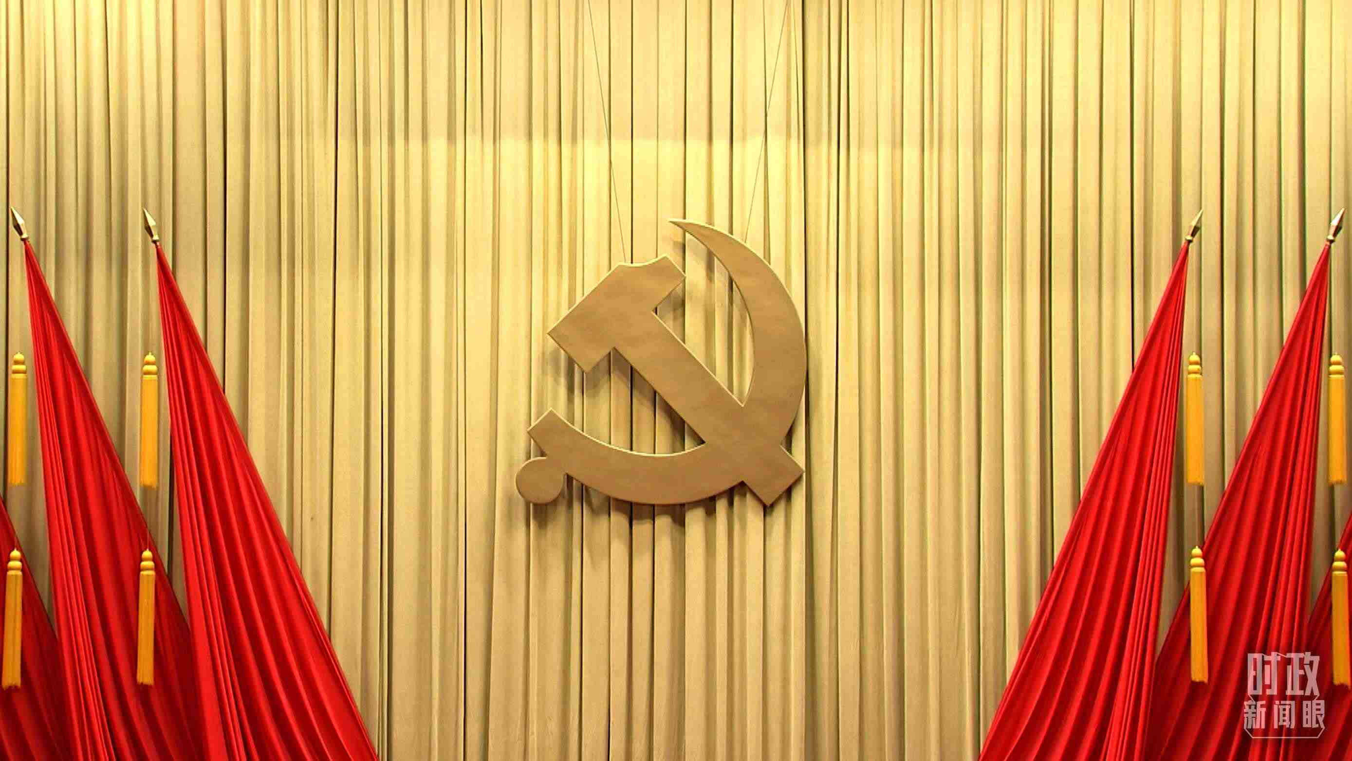 △會(huì)場(chǎng)上莊嚴(yán)的黨徽。（總臺(tái)央視記者郭鴻拍攝）