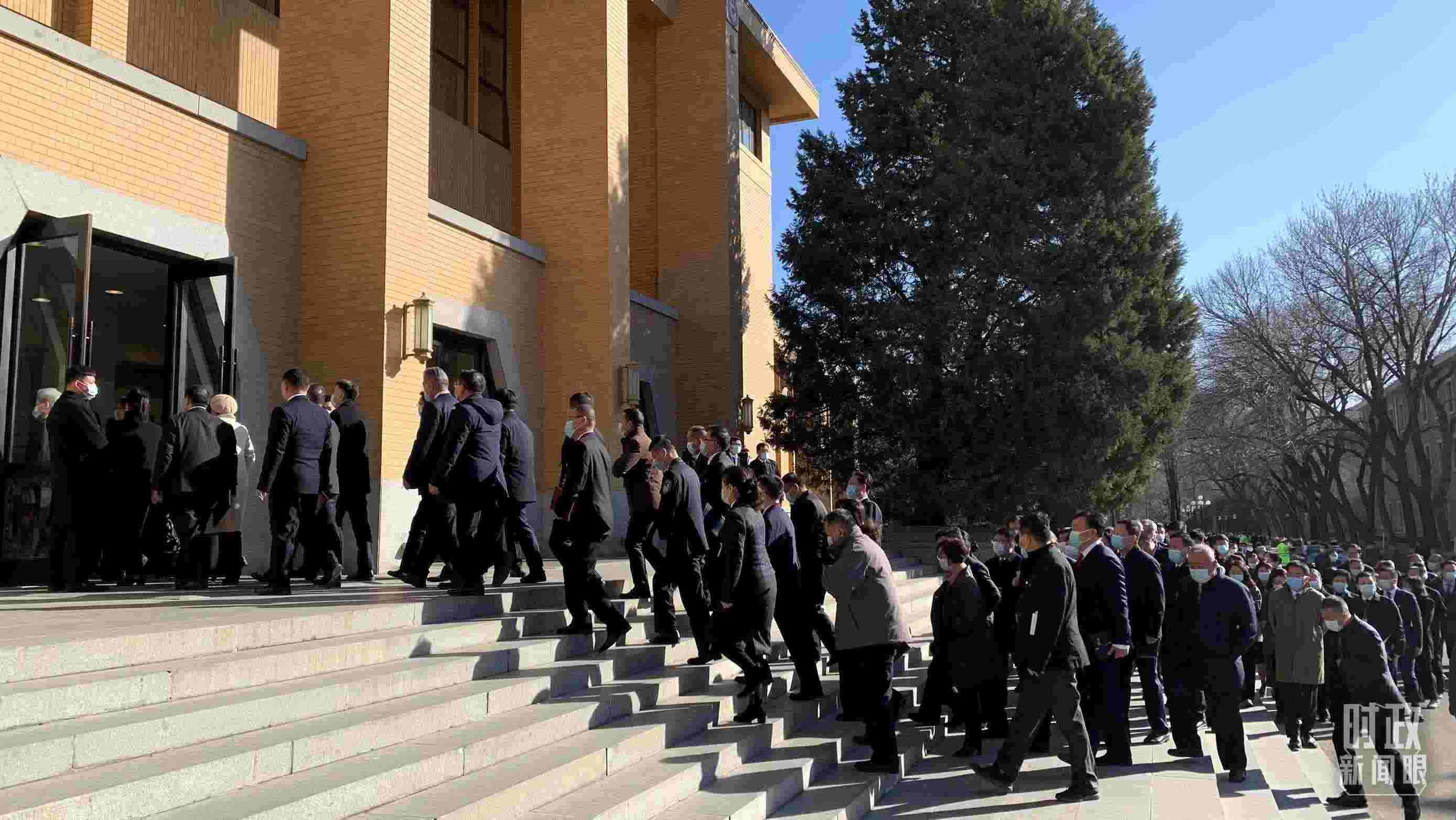 △參加這次慶祝大會(huì)暨開學(xué)典禮的與會(huì)人員正在步入會(huì)場(chǎng)。（總臺(tái)央視記者段德文拍攝）