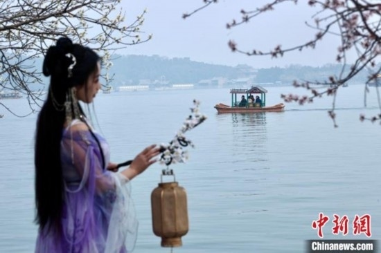 圖為游客在昆明湖畔游玩。<a target='_blank' data-cke-saved-href='/' href='/'><p align=