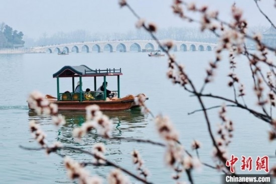20日，頤和園游船開航。<a target='_blank' data-cke-saved-href='/' href='/'><p align=