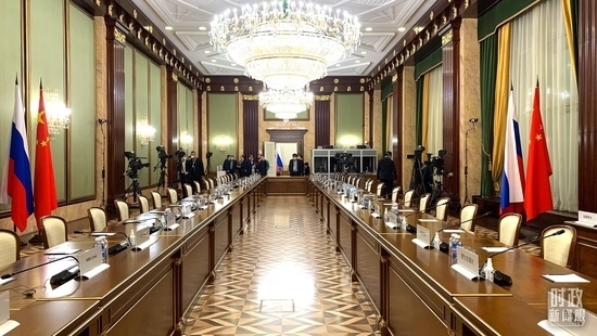 △俄羅斯聯(lián)邦政府大廈內(nèi)，習(xí)主席在這里會(huì)見(jiàn)俄羅斯總理米舒斯京。（總臺(tái)央視記者段德文拍攝）