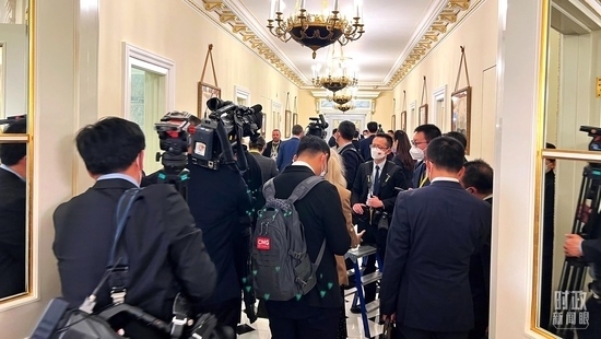  △等待進(jìn)入會(huì)場(chǎng)的新聞?dòng)浾邤D滿走廊。（總臺(tái)央視記者程鋮拍攝）