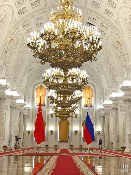 △克里姆林宮喬治大廳，習(xí)主席在這里同普京總統(tǒng)握手合影。（總臺(tái)央視記者石偉明拍攝）