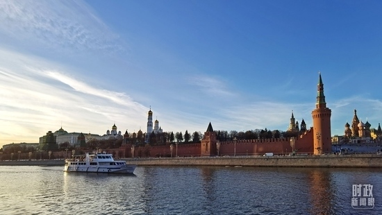 △坐落在莫斯科河畔的克里姆林宮。（總臺(tái)央視記者郭鴻拍攝）