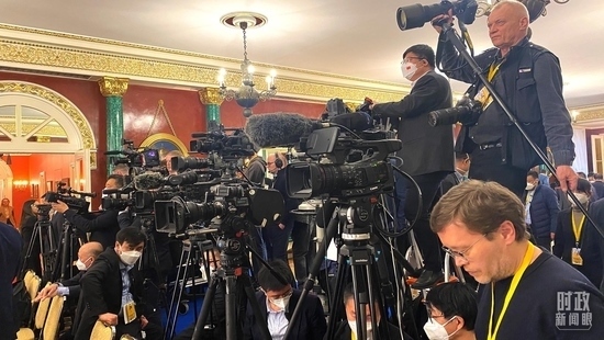 △等待中俄兩國(guó)元首共見(jiàn)記者的中外媒體同仁。（總臺(tái)央視記者段德文、李輝拍攝）