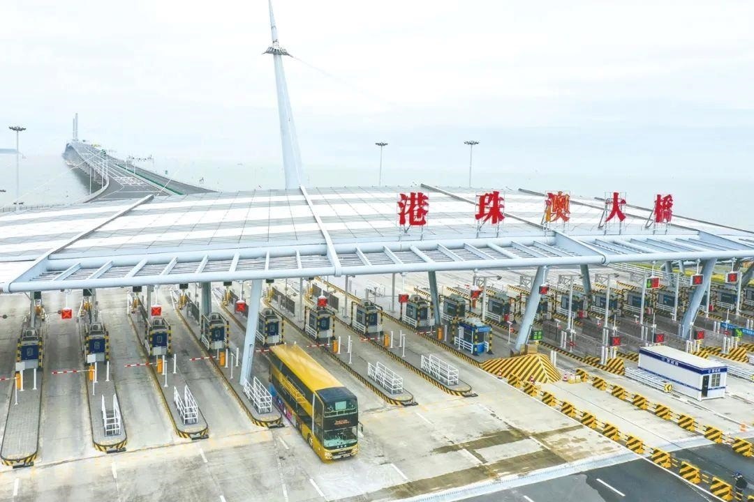 △一輛從香港開往珠海的港珠澳大橋穿梭巴士入境珠海。