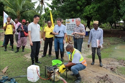 世界衛(wèi)生組織評估專家組評估援桑血吸蟲病現場媒介控制工作（受訪機構提供）