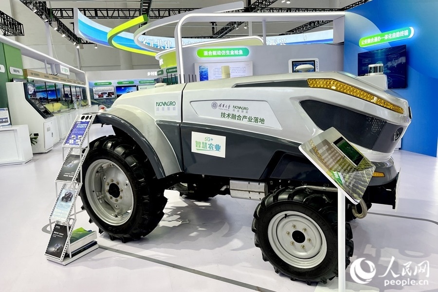 通過手機(jī)，就能指揮新能源無人駕駛拖拉機(jī)在田里作業(yè)。人民網(wǎng) 錢嘉禾攝