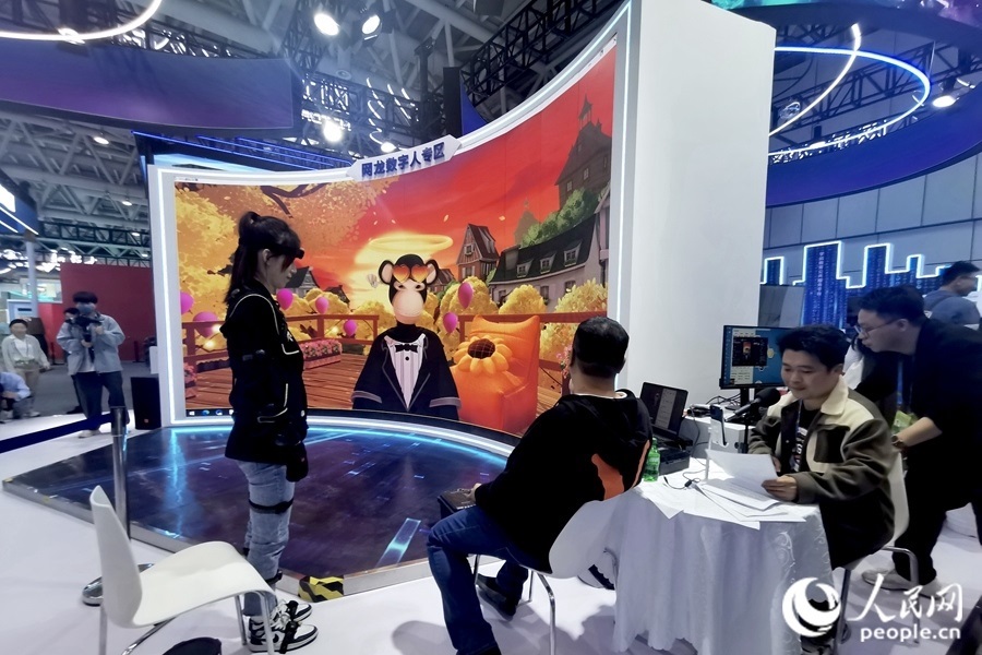 數(shù)字人主播“無聊猿”。人民網(wǎng) 葉青卿攝