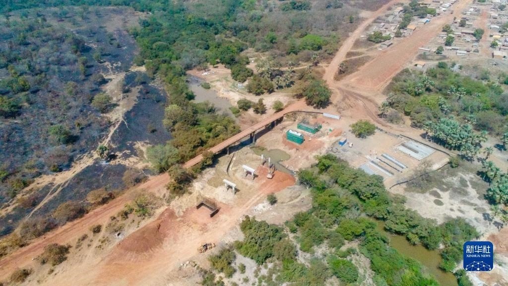 這是1月12日在科特迪瓦西北部奧迭內(nèi)省拍攝的北部公路項(xiàng)目施工現(xiàn)場(chǎng)（無人機(jī)照片）。新華社發(fā)（中國港灣工程有限責(zé)任公司供圖）