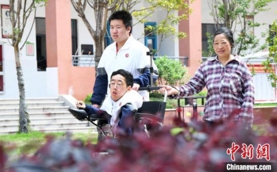 碰上天氣好，朱金祥就會(huì)利用休息時(shí)間，和鐘華強(qiáng)母親將其推出來(lái)賞賞花，曬曬太陽(yáng)，呼吸一下外面的新鮮空氣。 卓忠偉 攝