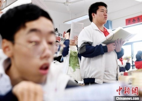 朱金祥(右)和鐘華強(qiáng)(左)正在加緊復(fù)習(xí)迎接高考。 卓忠偉 攝