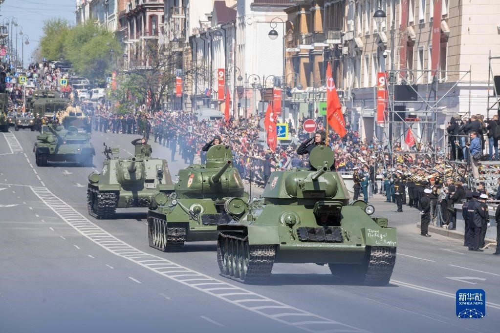 5月9日，在俄羅斯符拉迪沃斯托克市，坦克編隊參加閱兵式。新華社發(fā)（郭飛洲攝）
