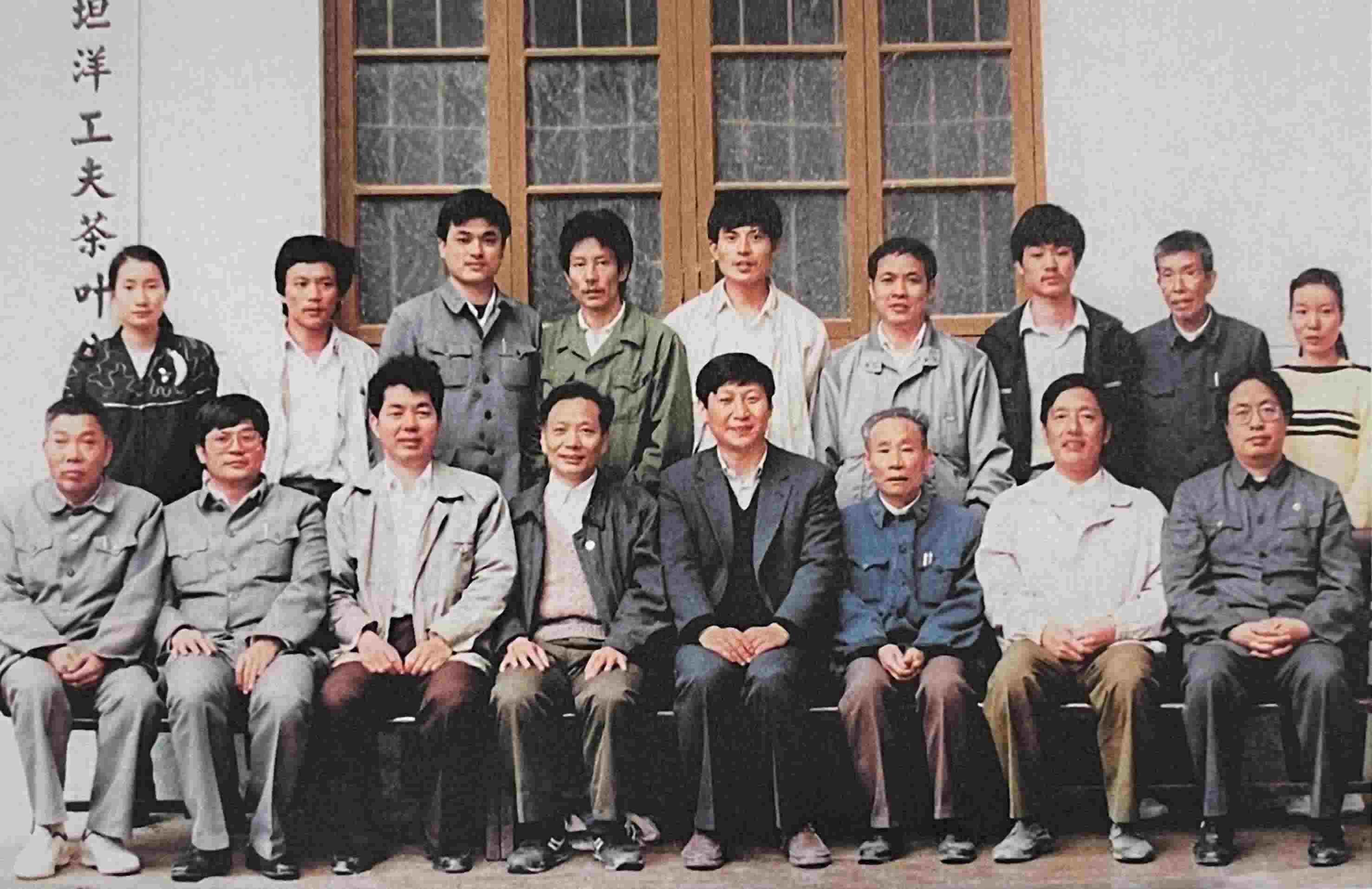 1990年5月，剛調(diào)任福州市委書記的習(xí)近平到寧德交接工作時(shí)，調(diào)研福安市社口鄉(xiāng)坦洋工夫茶葉公司。