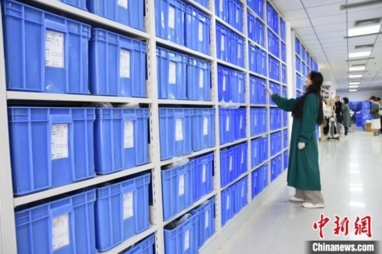 圖為鄭州大學(xué)人骨考古實(shí)驗(yàn)室內(nèi)的骨骼標(biāo)本庫(kù)。王宇 攝