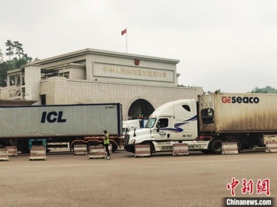 近日，位于中越邊境廣西憑祥市的友誼關(guān)口岸車(chē)水馬龍，裝載著東盟水果的跨境車(chē)輛來(lái)往不斷。黃艷梅 攝