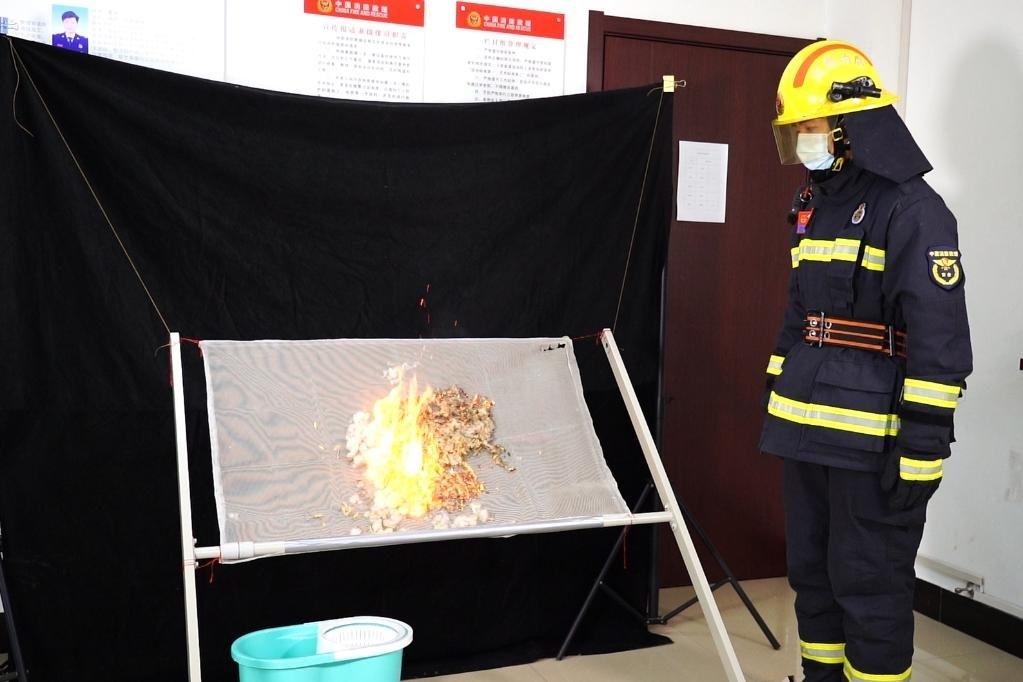 消防員在展示柳絮點(diǎn)燃實(shí)驗(yàn)。 張少欣 攝
