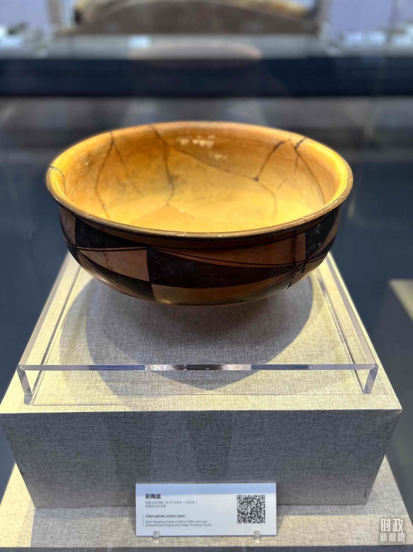 △運(yùn)城博物館內(nèi)展出的仰韶文化早期的彩陶盆。（總臺(tái)央視記者邢彬拍攝）