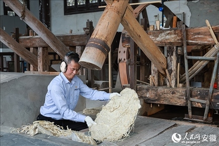 宣紙制作工藝——制簾。人民網(wǎng)記者 張俊攝