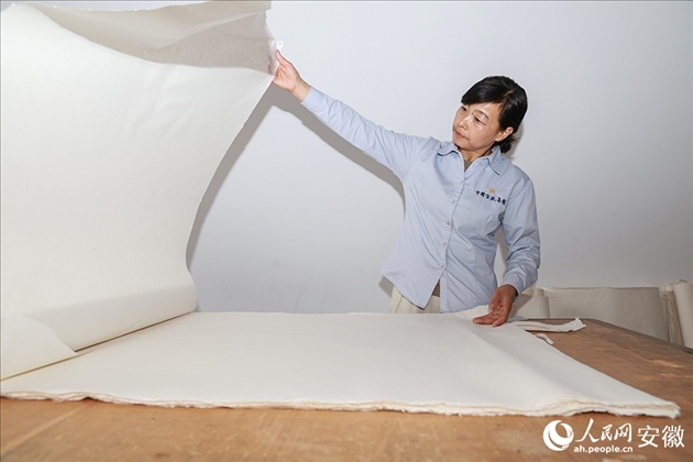 制簾需要將蔑條通過專門的小孔磨細(xì)。人民網(wǎng)記者 張俊攝