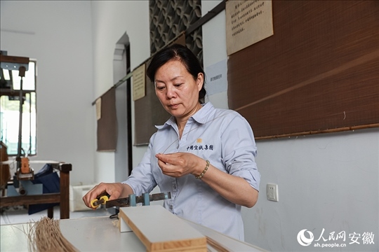 撈紙需要兩位師傅默契配合。人民網(wǎng)記者 張俊攝