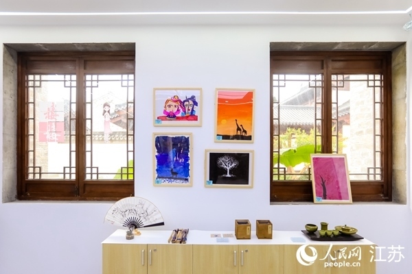 “棲棲小店”的文創(chuàng)產(chǎn)品展示廳。人民網(wǎng)記者 馬曉波攝