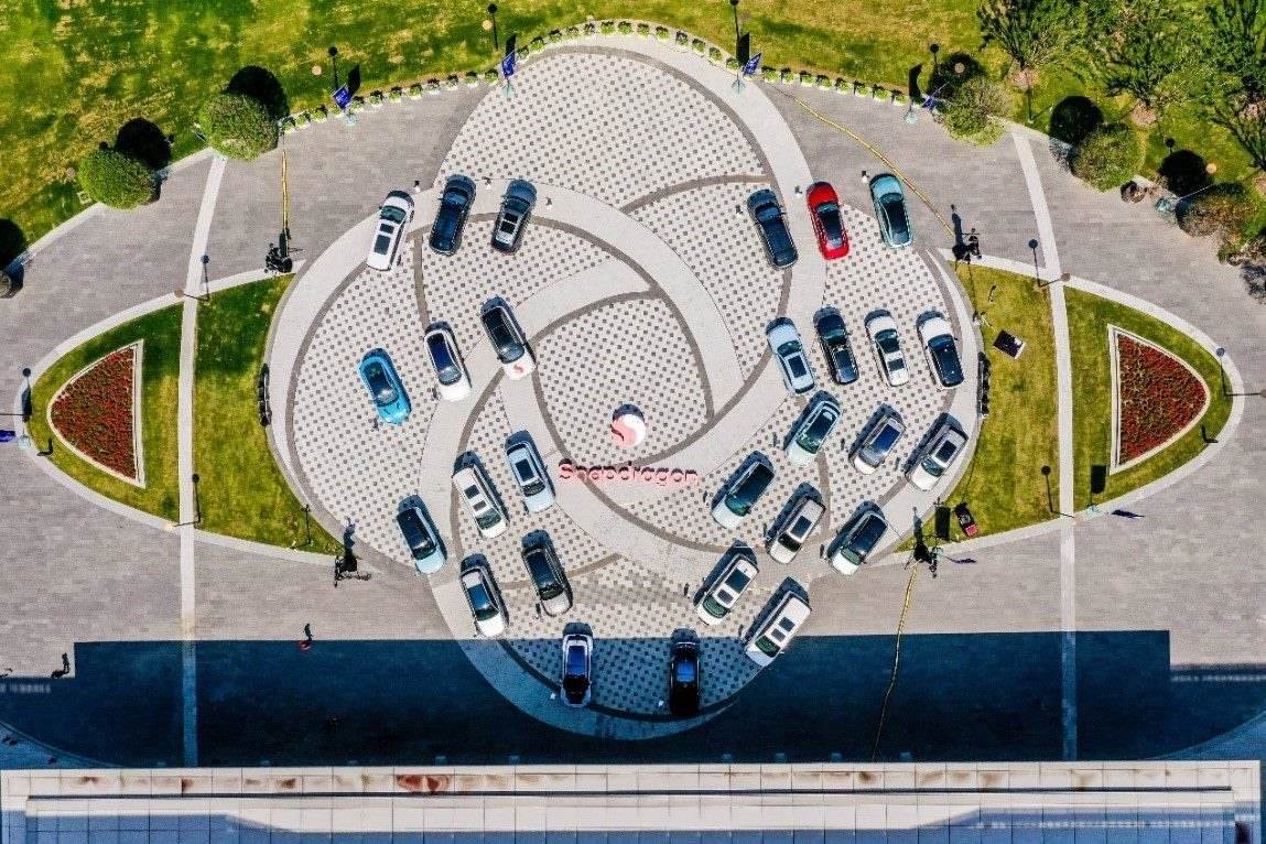 峰會戶外整車展示區(qū)俯瞰圖。（受訪者供圖）