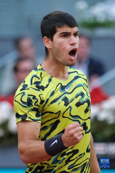 5月7日，阿爾卡拉斯在比賽中慶祝得分。當(dāng)日，在西班牙馬德里網(wǎng)球公開(kāi)賽男單決賽中，西班牙選手阿爾卡拉斯以2比1戰(zhàn)勝德國(guó)選手施特魯夫，奪得冠軍。新華社記者 孟鼎博 攝