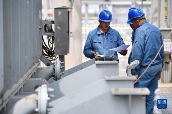 5月27日，電力工人在工程現(xiàn)場進(jìn)行檢修作業(yè)。